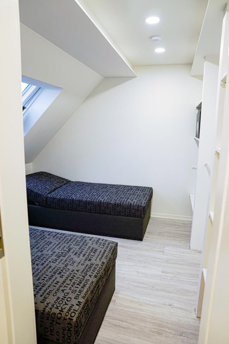 Helles Einzelzimmer mit Einzelbetten im HT Appartement Nr. 1
