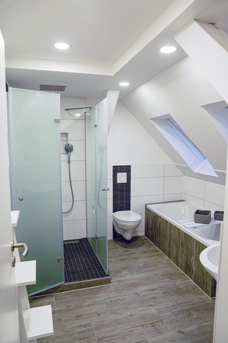 Modernes Badezimmer mit Badewanne und Stehdusche im HT Appartement Nr. 1