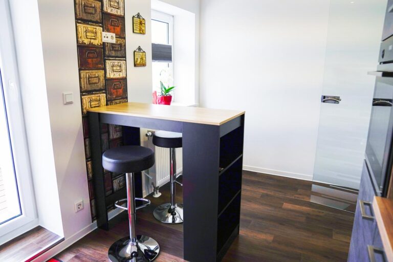 Aufenthaltsbereich mit Stehtisch im HT Appartement Nr. 2