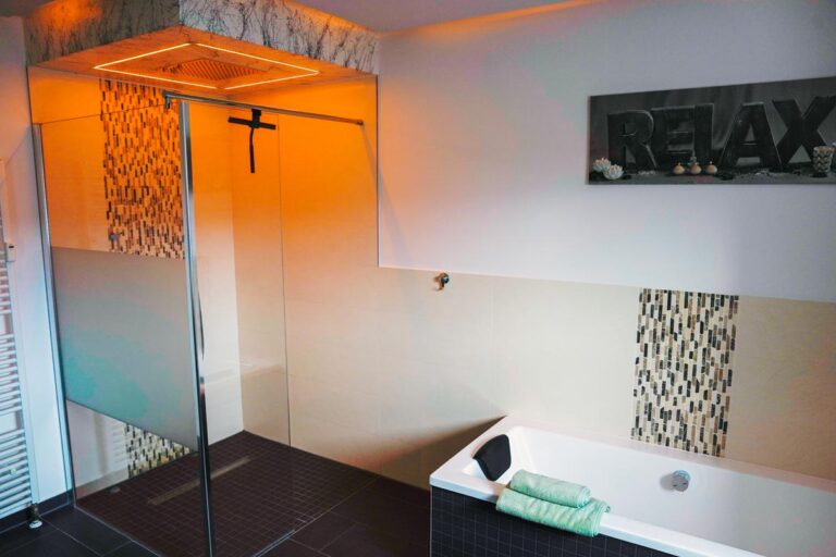 Badezimmer mit Dusche und Badewanne im HT Appartement Nr. 2