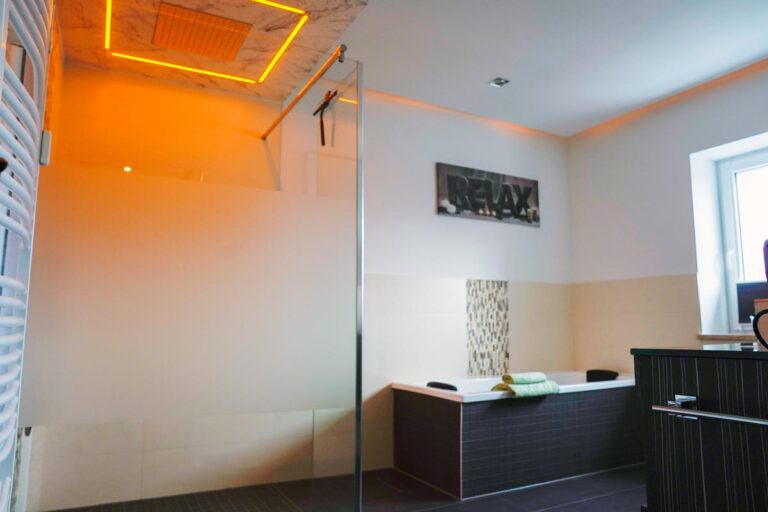 Dusche und Badewanne im Badezimmer des HT Appartements Nr. 2