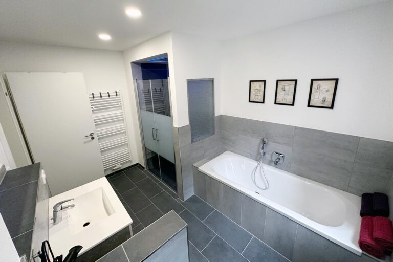 Badezimmer mit Dusche im HT Appartement Nr. 3