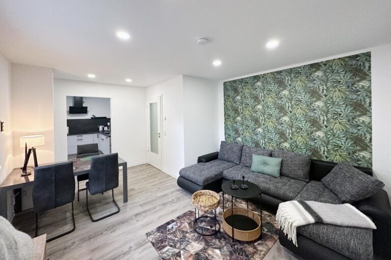 Helles und modernes Wohnzimmer im HT Appartement Nr. 3