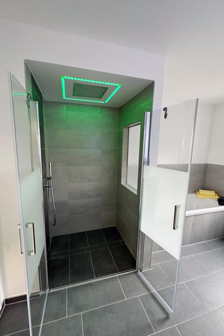 Modernes Badezimmer mit Dusche im HT Appartement Nr. 4